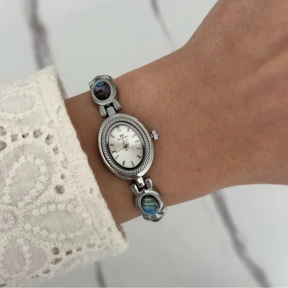 Stylish Retro Y2K Women's Silver and White face Vintage Bracelet Watch Gift - Picture 1 of 7